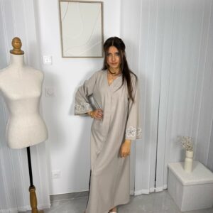 Abaya Lunay beige avec fleurs en sequin sur les manches