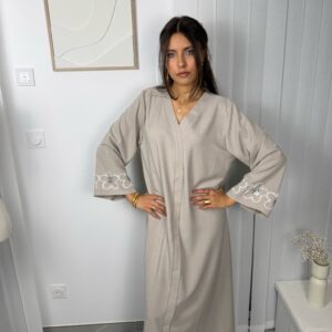 Abaya Lunay beige avec fleurs en sequin sur les manches