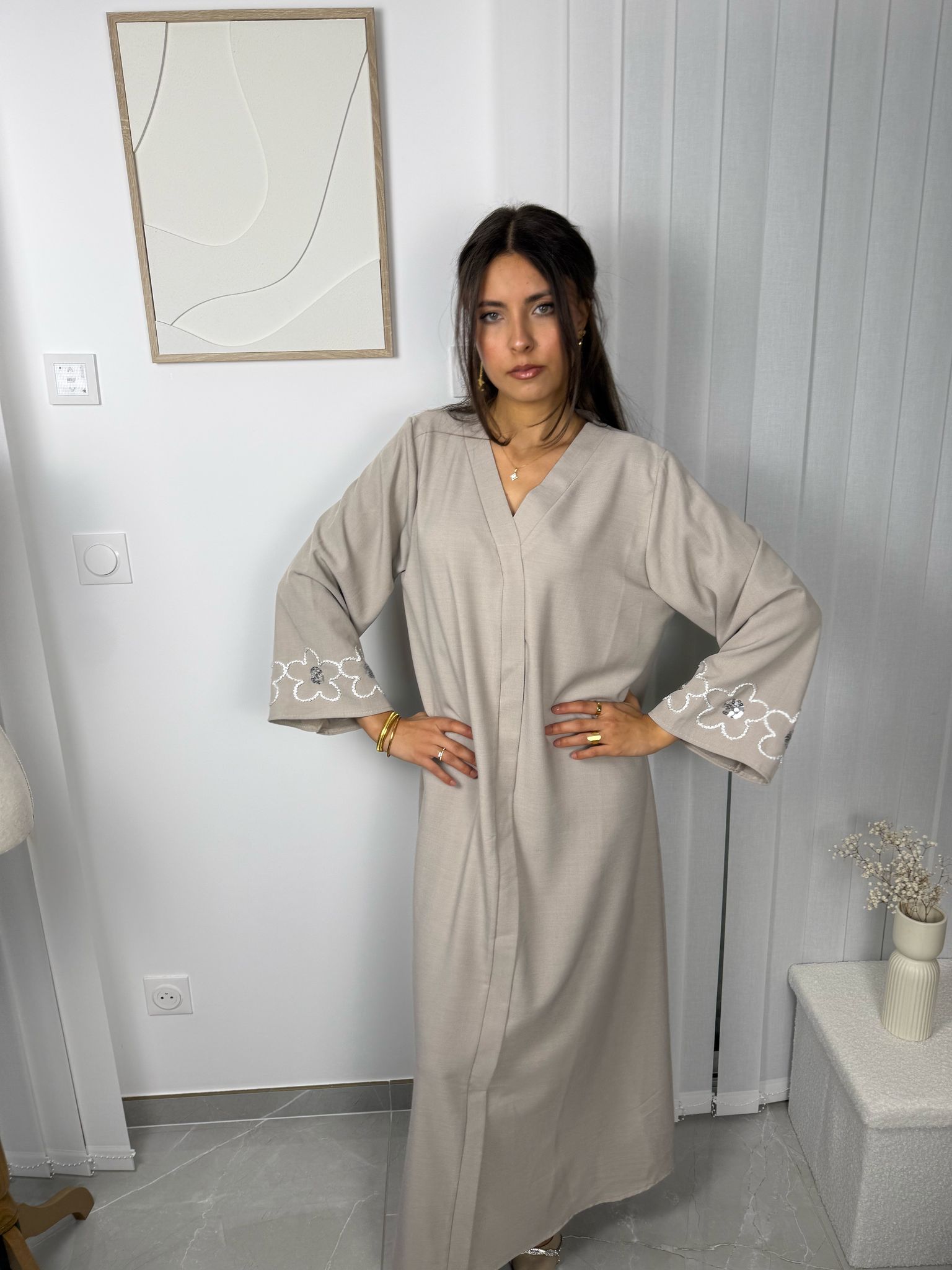 Abaya Lunay beige avec fleurs en sequin sur les manches