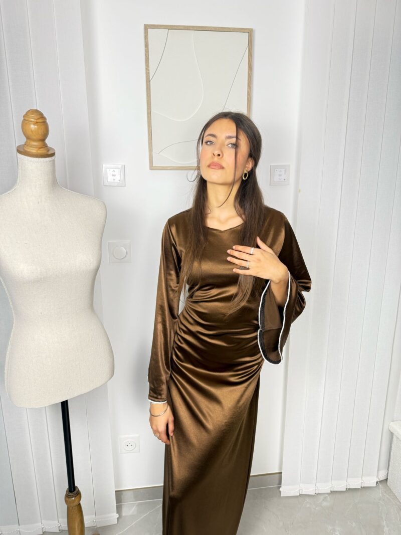 Robe Maïra marron avec détails en strass sur les manches