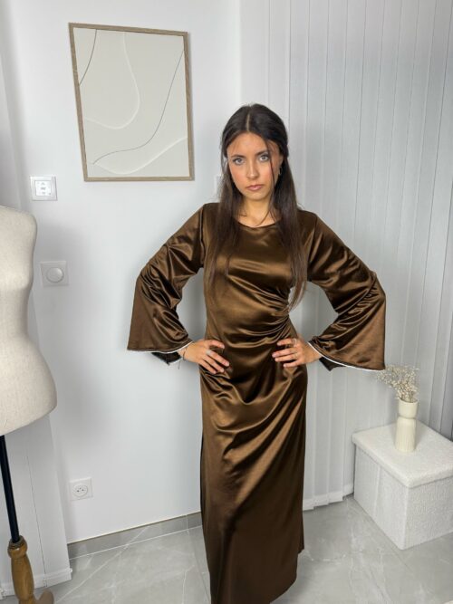 Robe Maïra marron avec détails en strass sur les manches