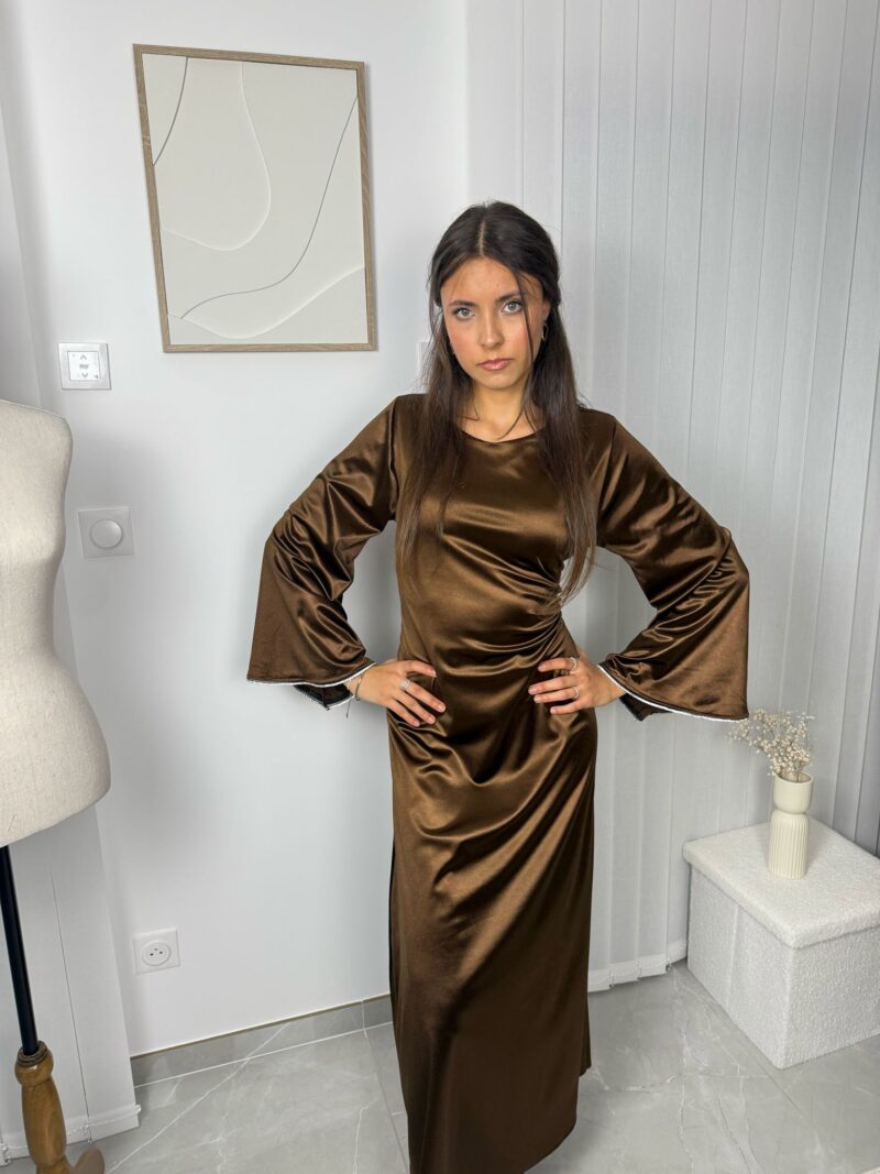 Robe Maïra marron avec détails en strass sur les manches