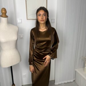 Robe Maïra marron avec détails en strass sur les manches
