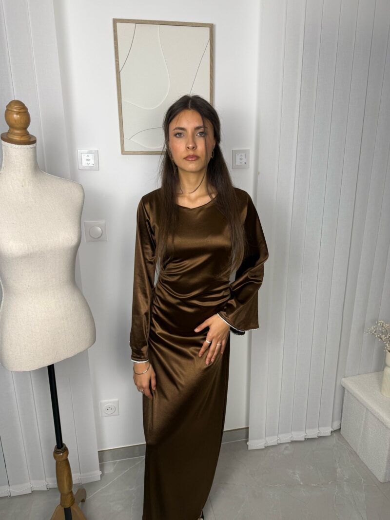 Robe Maïra marron avec détails en strass sur les manches