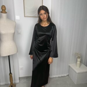 Robe Maïra noire avec détails en strass sur les manches