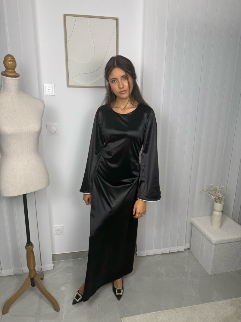 Robe Maïra noire avec détails en strass sur les manches
