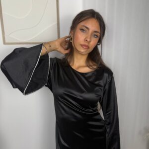 Robe Maïra noire avec détails en strass sur les manches