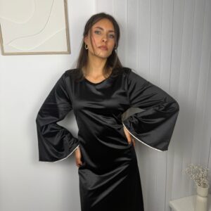 Robe Maïra noire avec détails en strass sur les manches