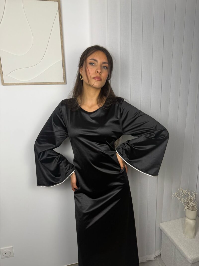 Robe Maïra noire avec détails en strass sur les manches