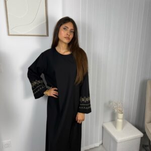 Abaya Nura avec détails brodés sur les manches