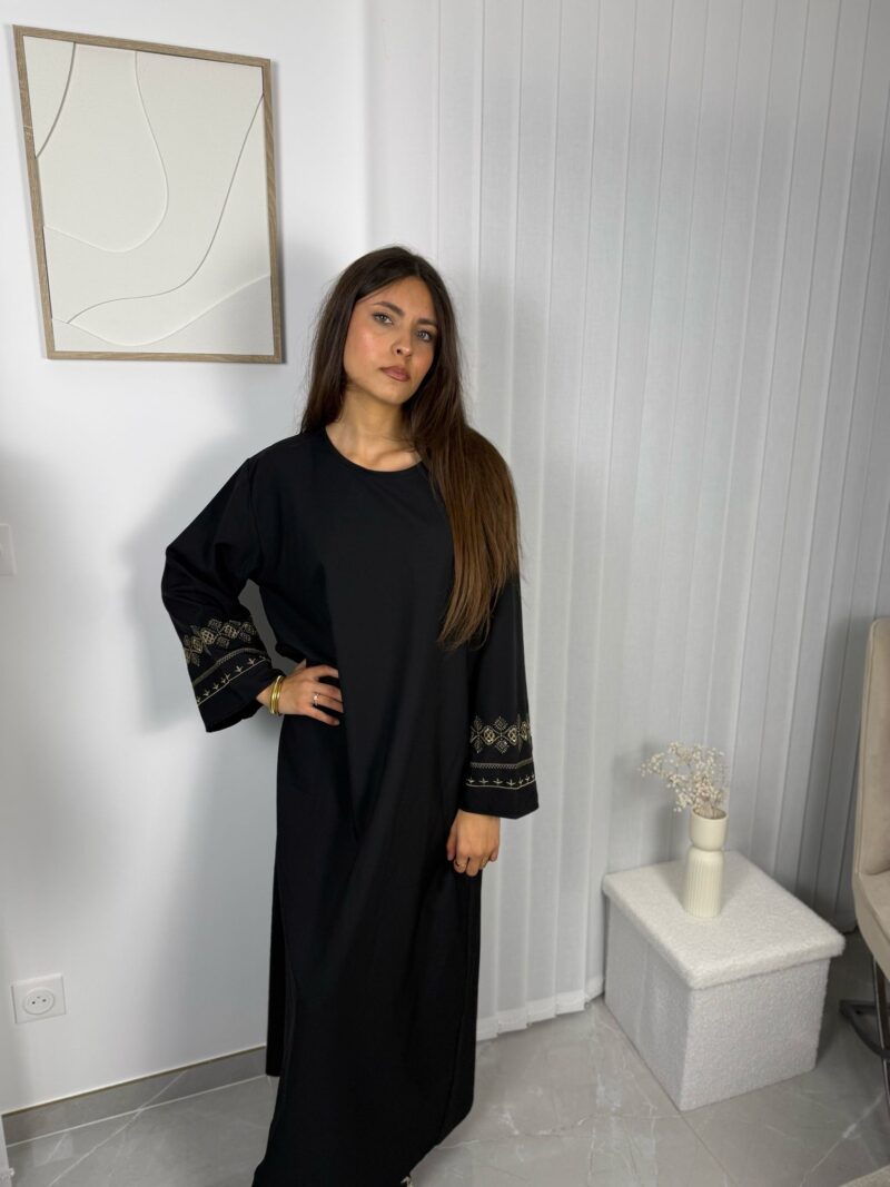 Abaya Nura avec détails brodés sur les manches