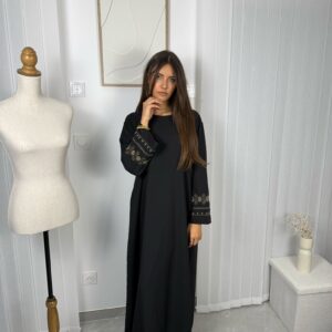 Abaya Nura avec détails brodés sur les manches