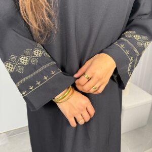 Abaya Nura avec détails brodés sur les manches