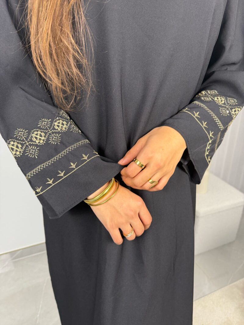 Abaya Nura avec détails brodés sur les manches