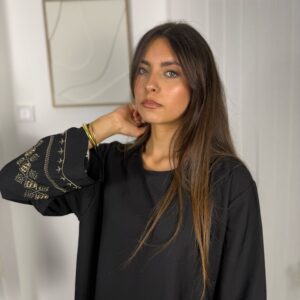 Abaya Nura avec détails brodés sur les manches