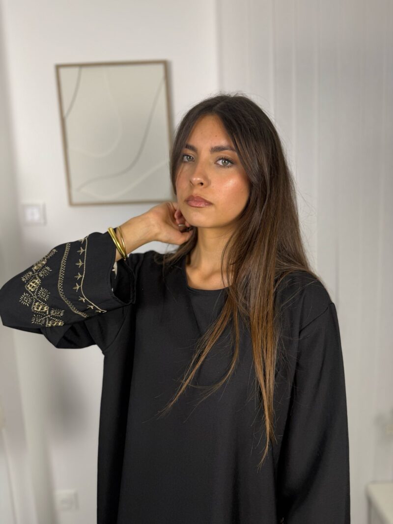 Abaya Nura avec détails brodés sur les manches