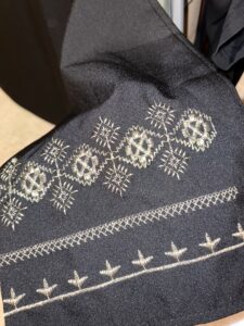 Abaya Nura noire avec détails brodés
