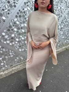 Robe Isara cintrée avec manches évasées