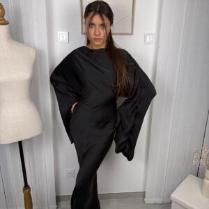 Robe Isara noire cintrée avec manches évasées