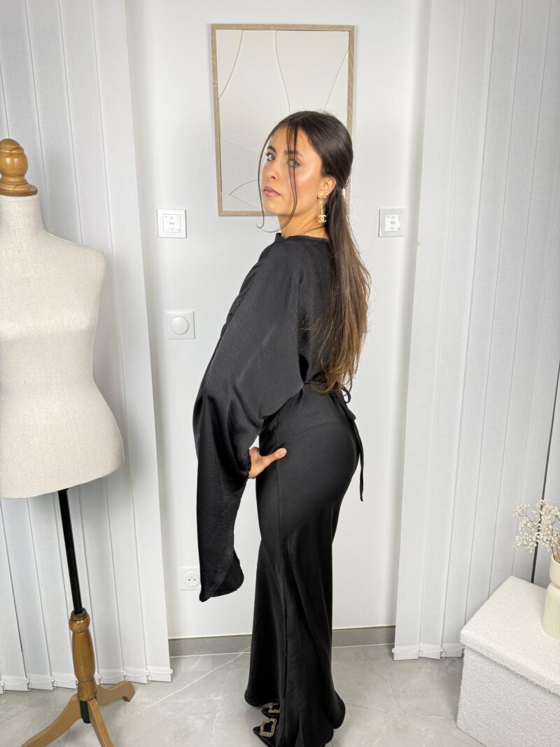 Robe Isara noire cintrée avec manches évasées