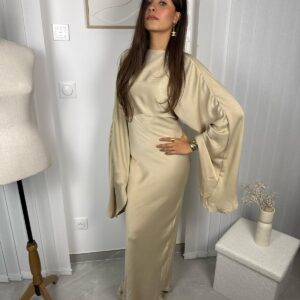 Robe Isara beige cintrée avec manches évasées