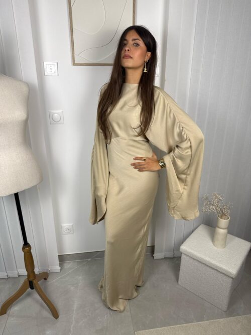 Robe Isara beige cintrée avec manches évasées