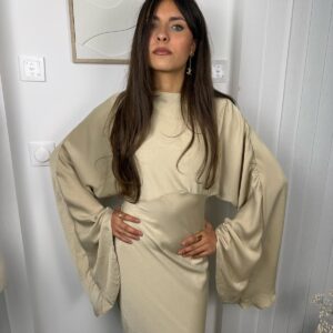 Robe Isara beige cintrée avec manches évasées