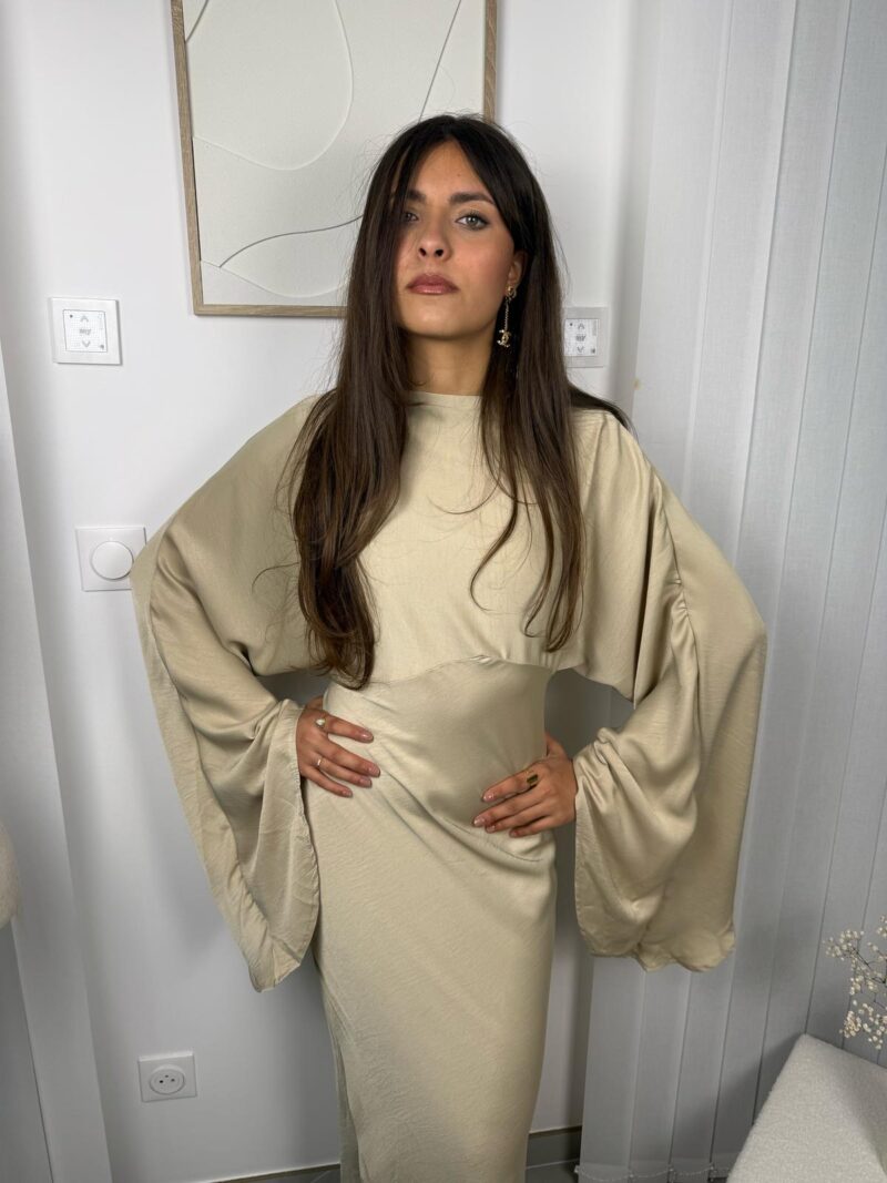Robe Isara beige cintrée avec manches évasées