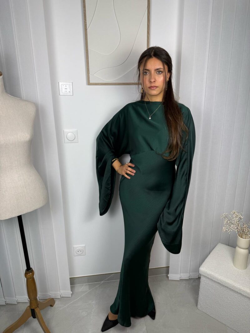Robe Isara verte cintrée avec manches évasées