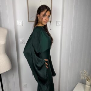 Robe Isara verte cintrée avec manches évasées