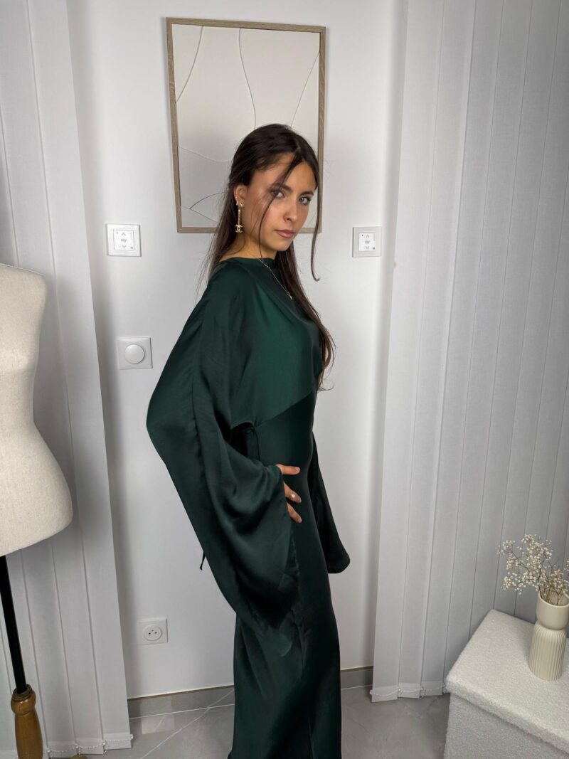 Robe Isara verte cintrée avec manches évasées