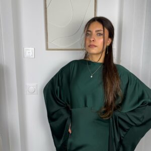 Robe Isara verte cintrée avec manches évasées