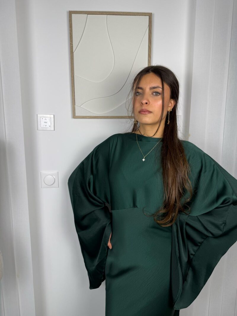 Robe Isara verte cintrée avec manches évasées
